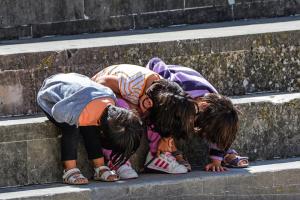 ninos-jugando-andres-floes-ales