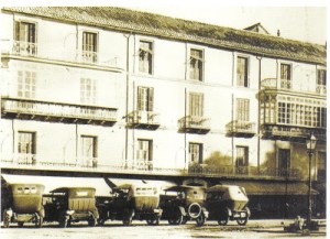 automoviles en la acera de la marina en 1914